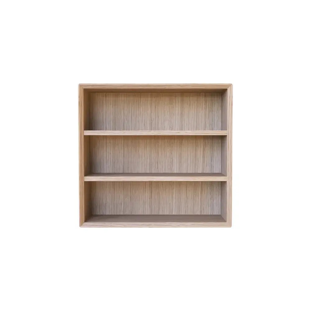 Oakling reol i egetræ, dansk design, produceret i Europa, perfekt til opbevaring af kaffekopper og småting.
