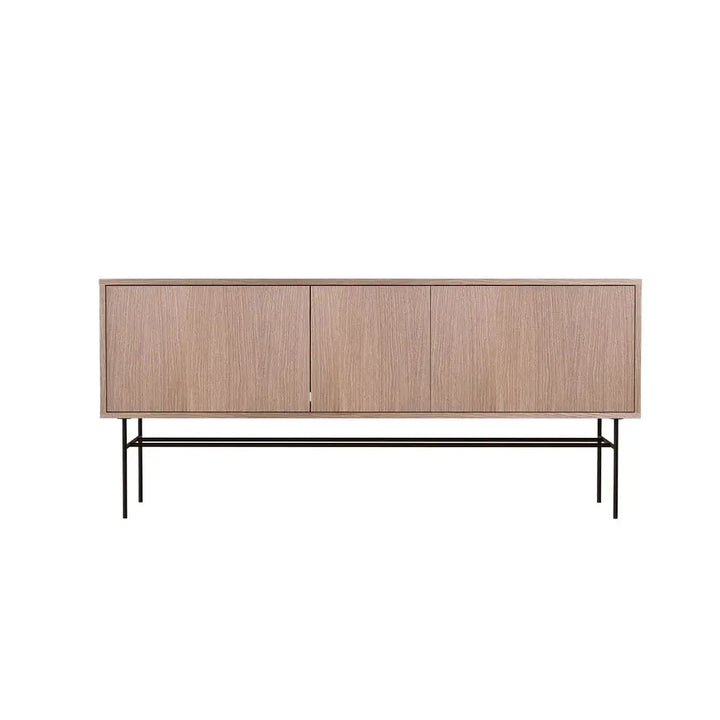 Skænk i FSC-certificeret egetræ med sort metalben, dansk design, produceret i Europa til stilfuld opbevaring.