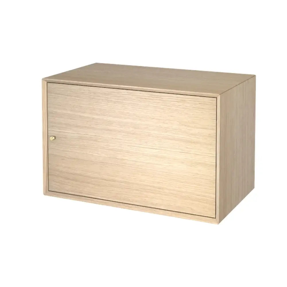Elegant sengebord i mellemstørrelse med 1 dør, produceret i Europa, med fokus på dansk design og minimalistisk stil.