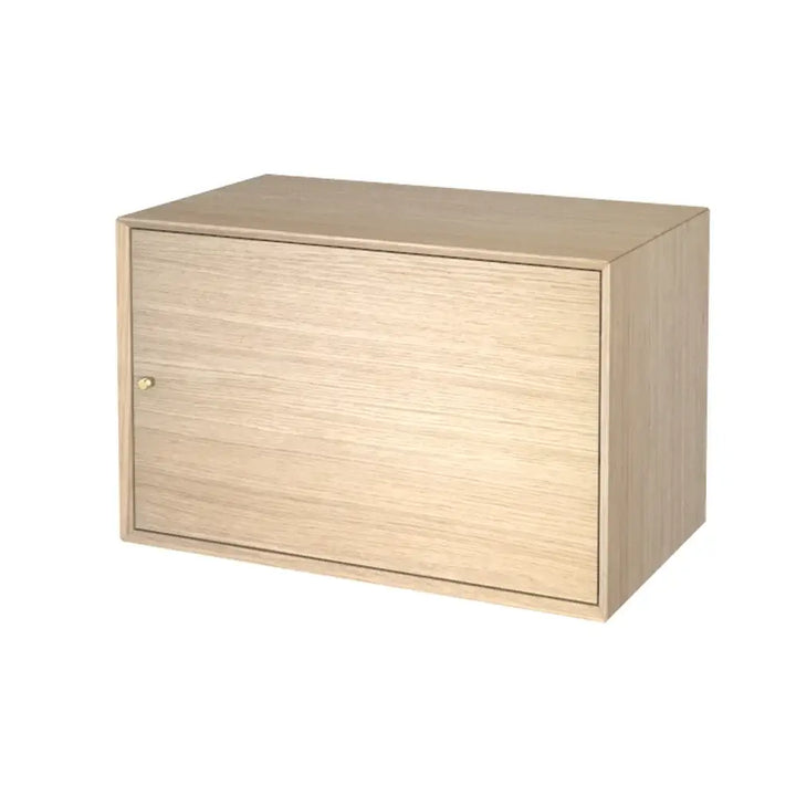 Elegant sengebord i mellemstørrelse med 1 dør, produceret i Europa, med fokus på dansk design og minimalistisk stil.